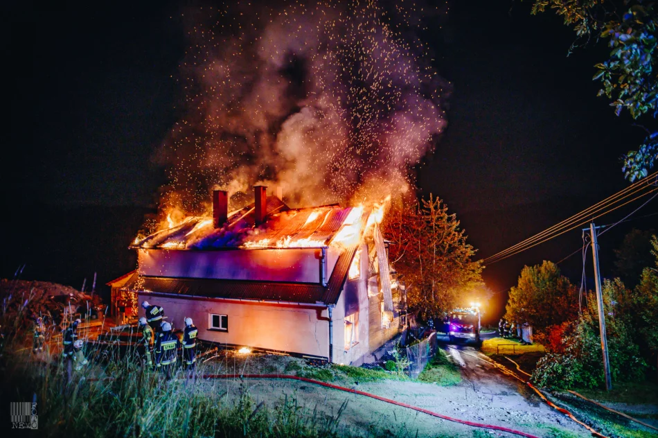 Działania strażaków przy nocnym pożarze domu  - zdjęcie 5