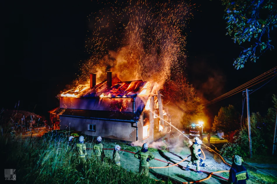 Działania strażaków przy nocnym pożarze domu  - zdjęcie 6