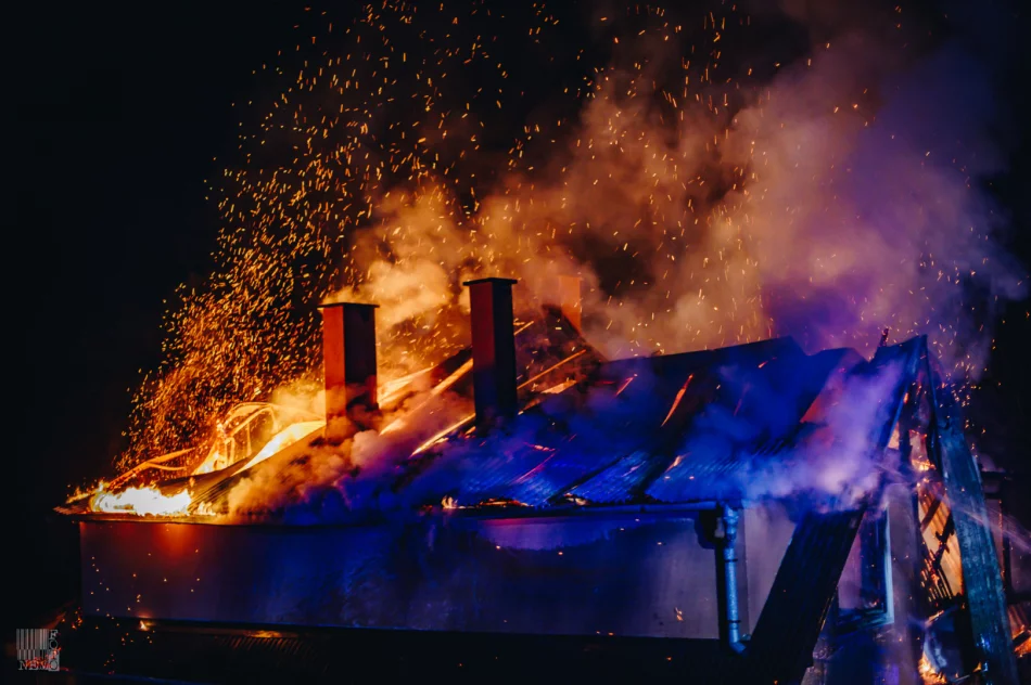 Działania strażaków przy nocnym pożarze domu  - zdjęcie 7