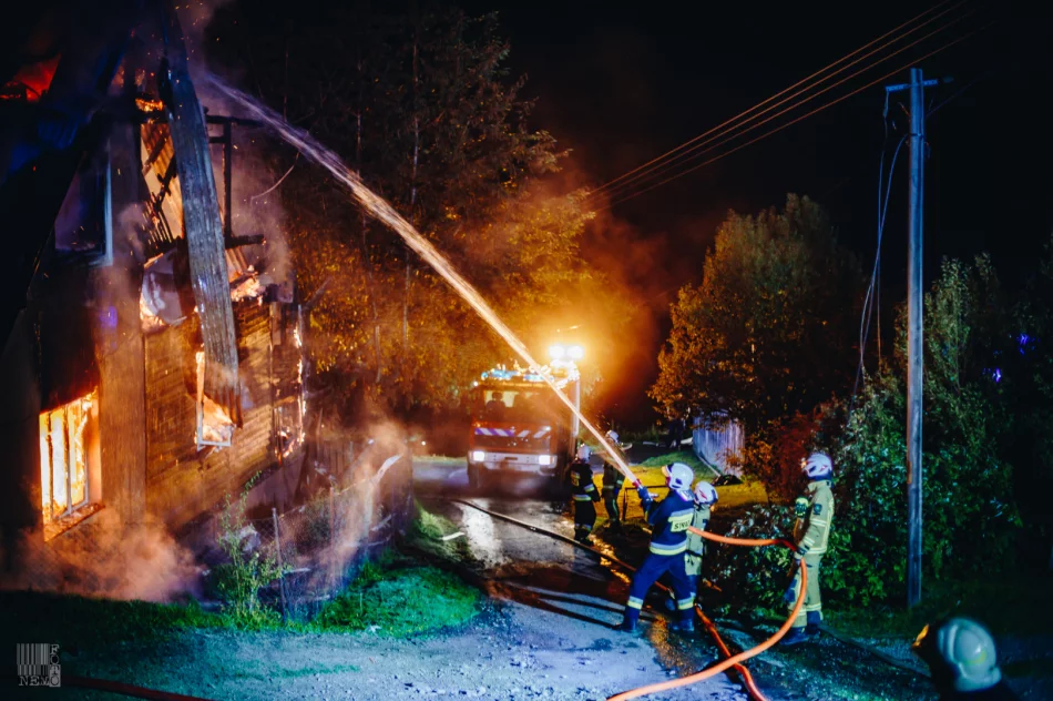 Działania strażaków przy nocnym pożarze domu  - zdjęcie 8