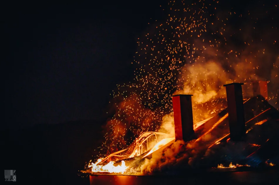 Działania strażaków przy nocnym pożarze domu  - zdjęcie 9
