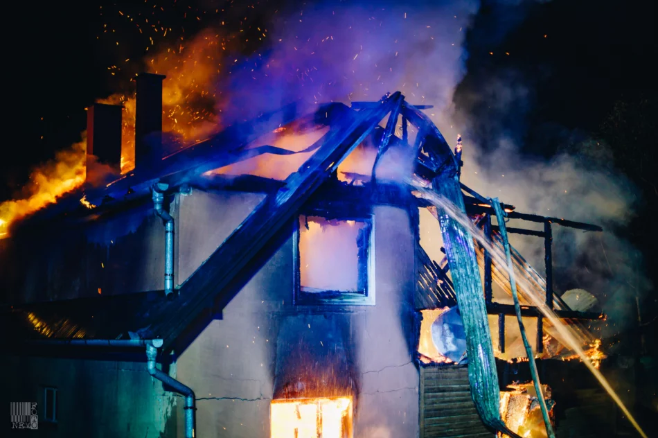 Działania strażaków przy nocnym pożarze domu  - zdjęcie 10