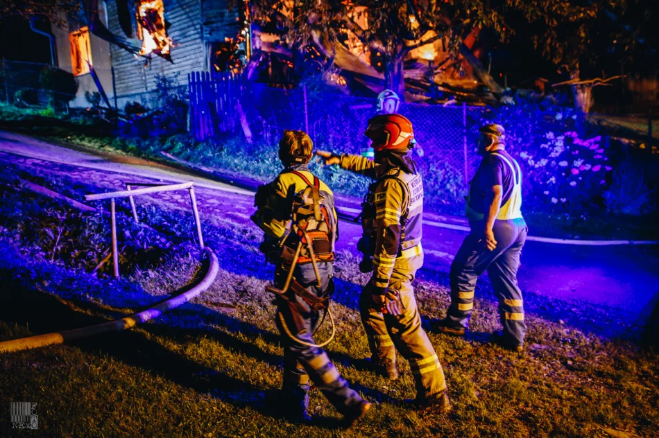 Działania strażaków przy nocnym pożarze domu  - zdjęcie 11