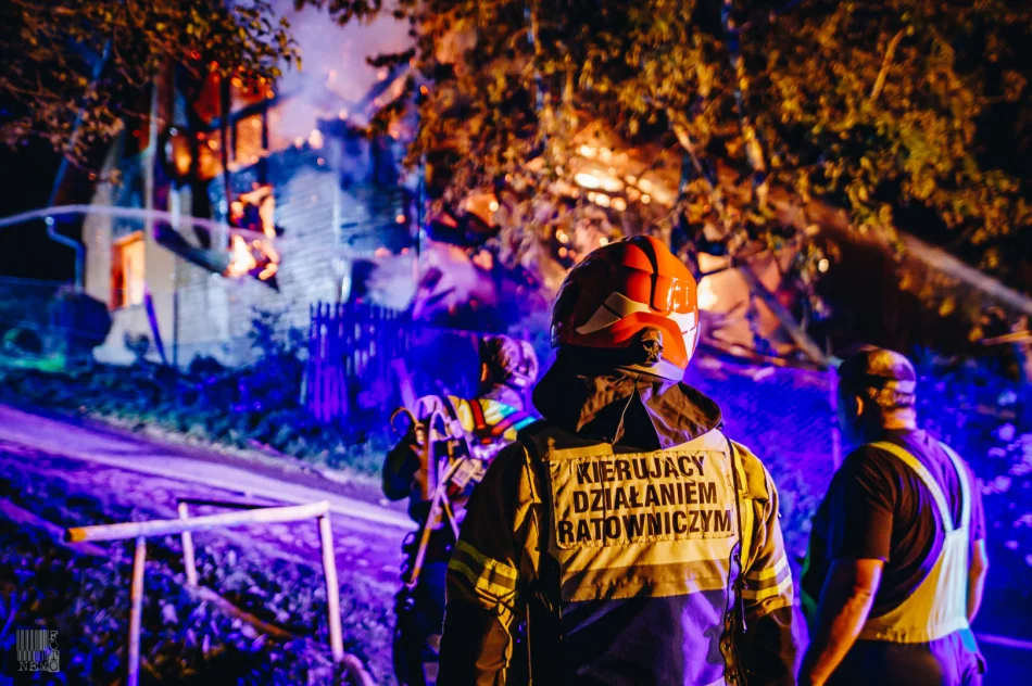 Działania strażaków przy nocnym pożarze domu  - zdjęcie 12
