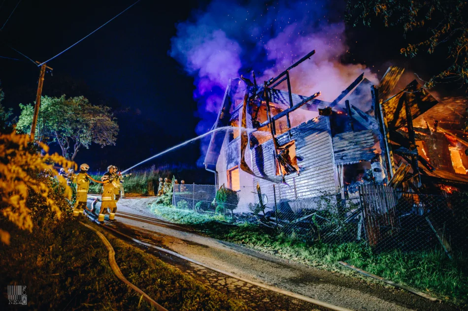 Działania strażaków przy nocnym pożarze domu  - zdjęcie 13