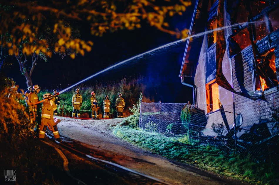 Działania strażaków przy nocnym pożarze domu  - zdjęcie 14