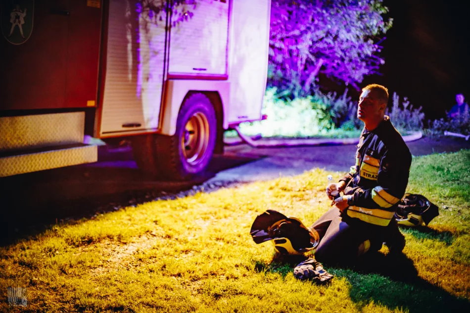 Działania strażaków przy nocnym pożarze domu  - zdjęcie 15