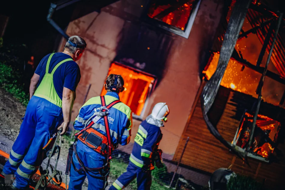 Działania strażaków przy nocnym pożarze domu  - zdjęcie 16