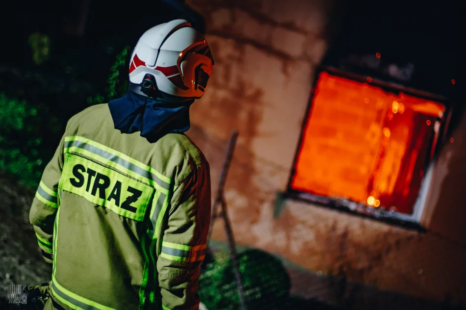 Działania strażaków przy nocnym pożarze domu  - zdjęcie 17