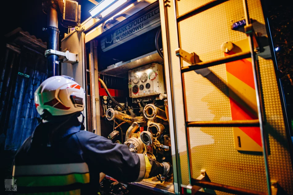 Działania strażaków przy nocnym pożarze domu  - zdjęcie 18