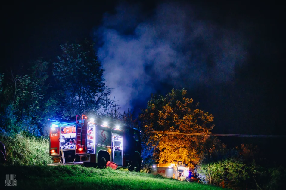 Działania strażaków przy nocnym pożarze domu  - zdjęcie 20