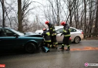Dachowanie i 'czołówka'. Policjanci pieszo do kolizji - zdjęcie główne
