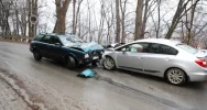Dachowanie i 'czołówka'. Policjanci pieszo do kolizji - zdjęcie 2