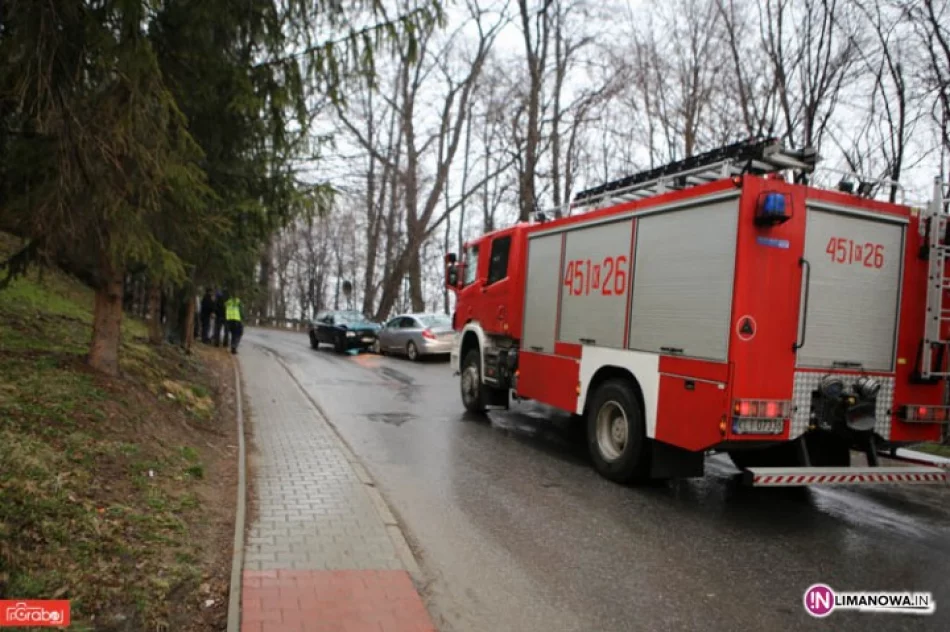 Dachowanie i 'czołówka'. Policjanci pieszo do kolizji - zdjęcie 3