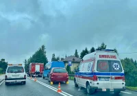 Zderzenie osobówki z kursowym busem, dwie osoby trafiły do szpitala - zdjęcie główne