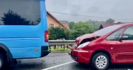 Zderzenie osobówki z kursowym busem, dwie osoby trafiły do szpitala - zdjęcie 2