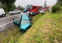 Po zderzeniu z ciężarówką samochód wjechał do rowu - zdjęcie główne