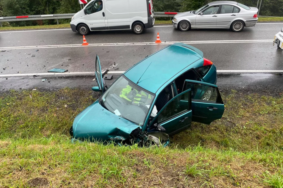 Po zderzeniu z ciężarówką samochód wjechał do rowu - zdjęcie 2