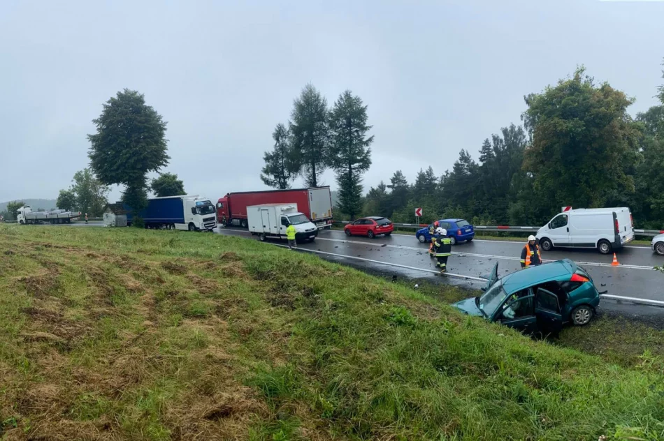 Po zderzeniu z ciężarówką samochód wjechał do rowu - zdjęcie 3