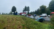 Po zderzeniu z ciężarówką samochód wjechał do rowu - zdjęcie 3