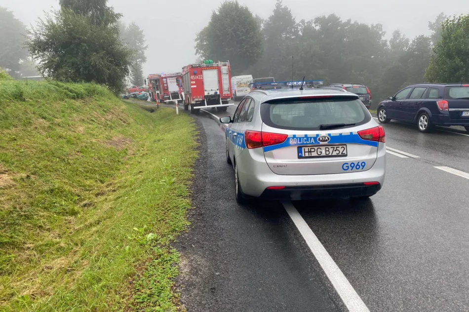 Po zderzeniu z ciężarówką samochód wjechał do rowu - zdjęcie 4