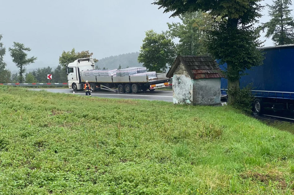 Po zderzeniu z ciężarówką samochód wjechał do rowu - zdjęcie 5