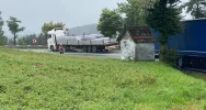 Po zderzeniu z ciężarówką samochód wjechał do rowu - zdjęcie 5