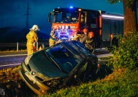 Dachowanie samochodu na "kolanie", trwają poszukiwania kierowcy - zdjęcie główne