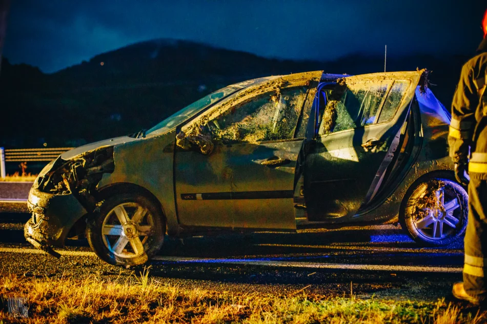 Dachowanie samochodu na "kolanie", trwają poszukiwania kierowcy - zdjęcie 2