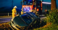 Dachowanie samochodu na "kolanie", trwają poszukiwania kierowcy - zdjęcie 3
