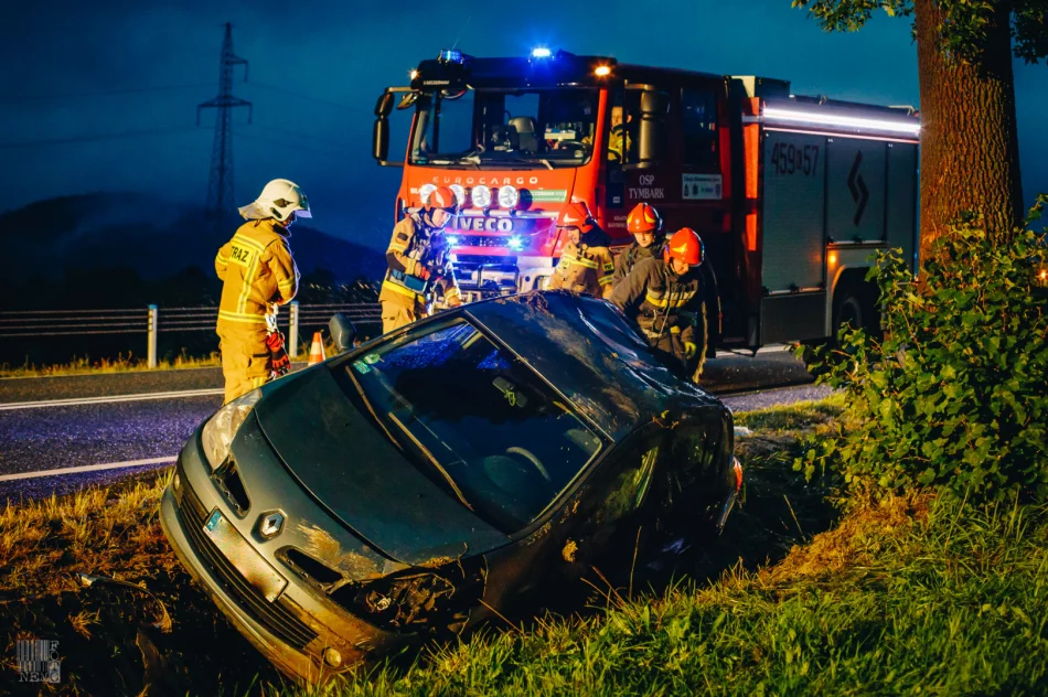 Dachowanie samochodu na "kolanie", trwają poszukiwania kierowcy - zdjęcie 3