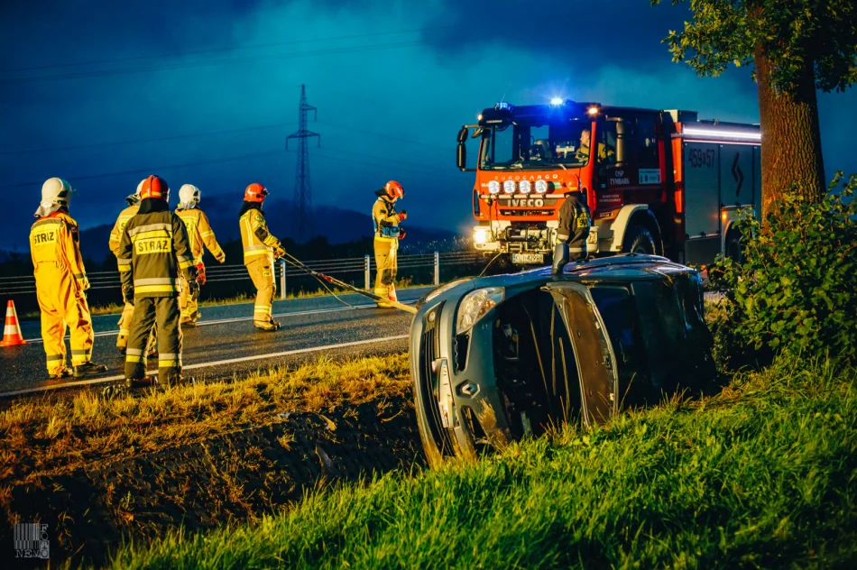 Dachowanie samochodu na "kolanie", trwają poszukiwania kierowcy - zdjęcie 4