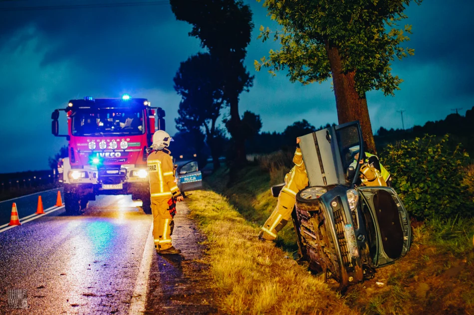 Dachowanie samochodu na "kolanie", trwają poszukiwania kierowcy - zdjęcie 5