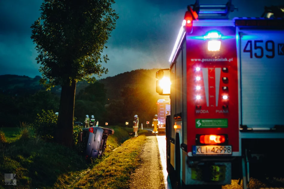 Dachowanie samochodu na "kolanie", trwają poszukiwania kierowcy - zdjęcie 6