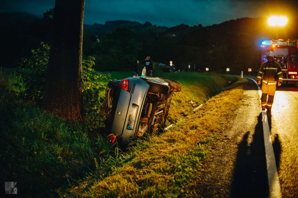 Dachowanie samochodu na "kolanie", trwają poszukiwania kierowcy - zdjęcie 7