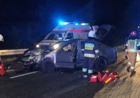 Samochód uderzył w drzewo, dwie osoby poszkodowane - zdjęcie główne