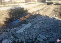 Gruz z nagrobków na drodze, starosta przeciwny - zdjęcie główne