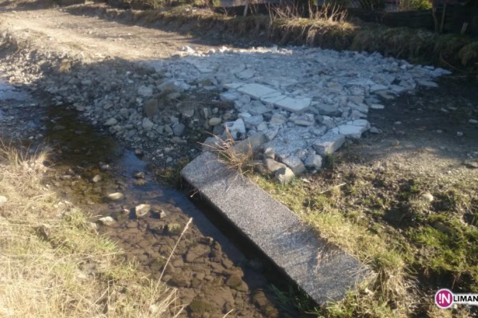 Gruz z nagrobków na drodze, starosta przeciwny - zdjęcie 2