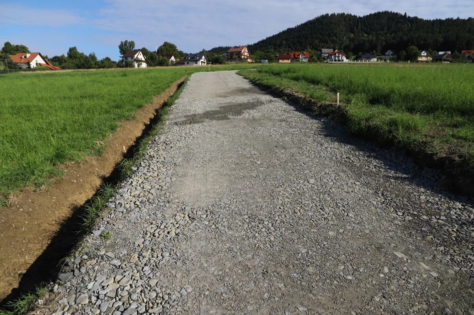 Kolejne drogowe inwestycje na terenie gminy oficjalnie odebrane - zdjęcie 14