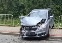 Czołowe zderzenie osobówki z samochodem dostawczym - zdjęcie główne