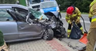 Czołowe zderzenie osobówki z samochodem dostawczym - zdjęcie 2