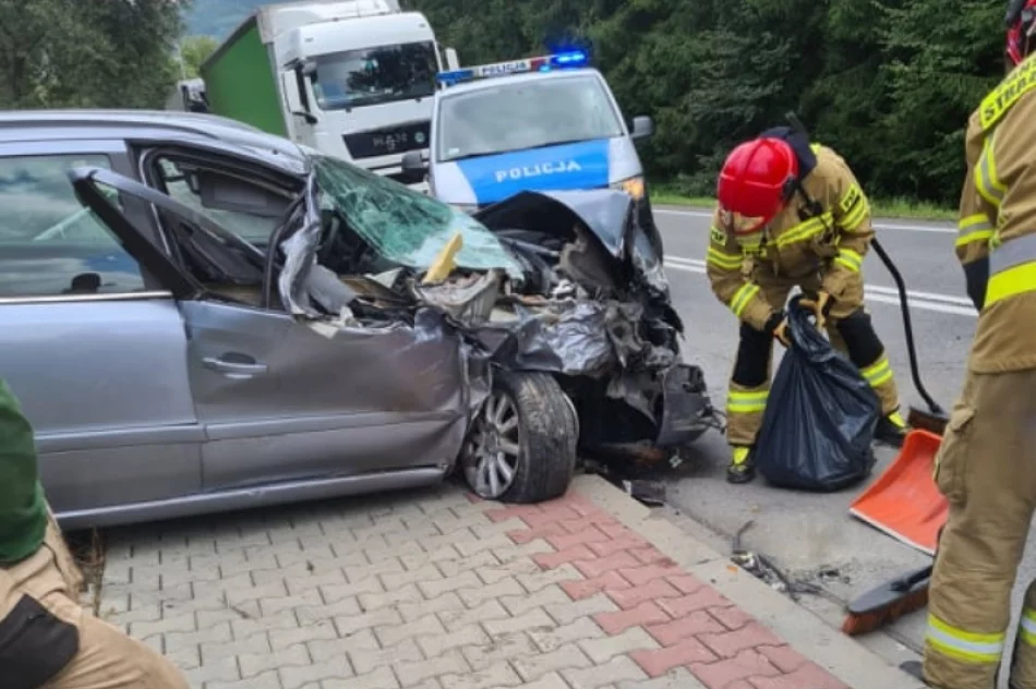 Czołowe zderzenie osobówki z samochodem dostawczym - zdjęcie 2