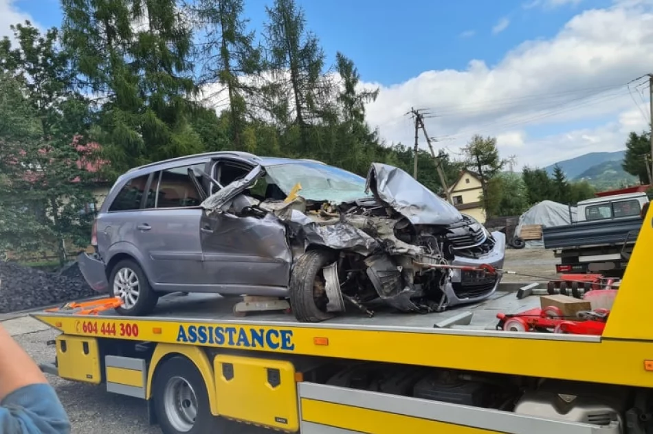 Czołowe zderzenie osobówki z samochodem dostawczym - zdjęcie 3