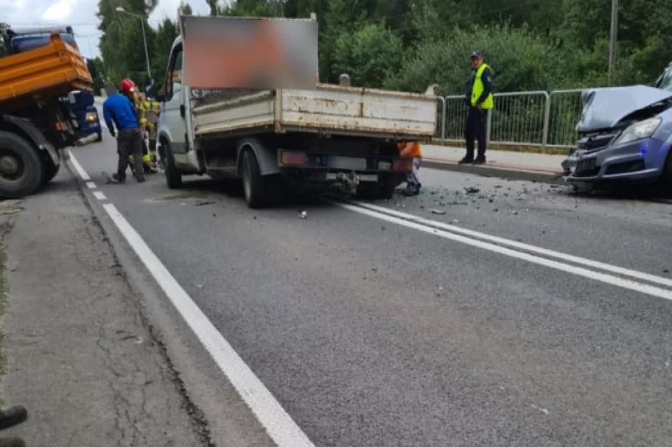 Czołowe zderzenie osobówki z samochodem dostawczym - zdjęcie 4