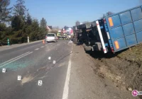 Zderzenie ciężarówki z peugeotem - zdjęcie główne