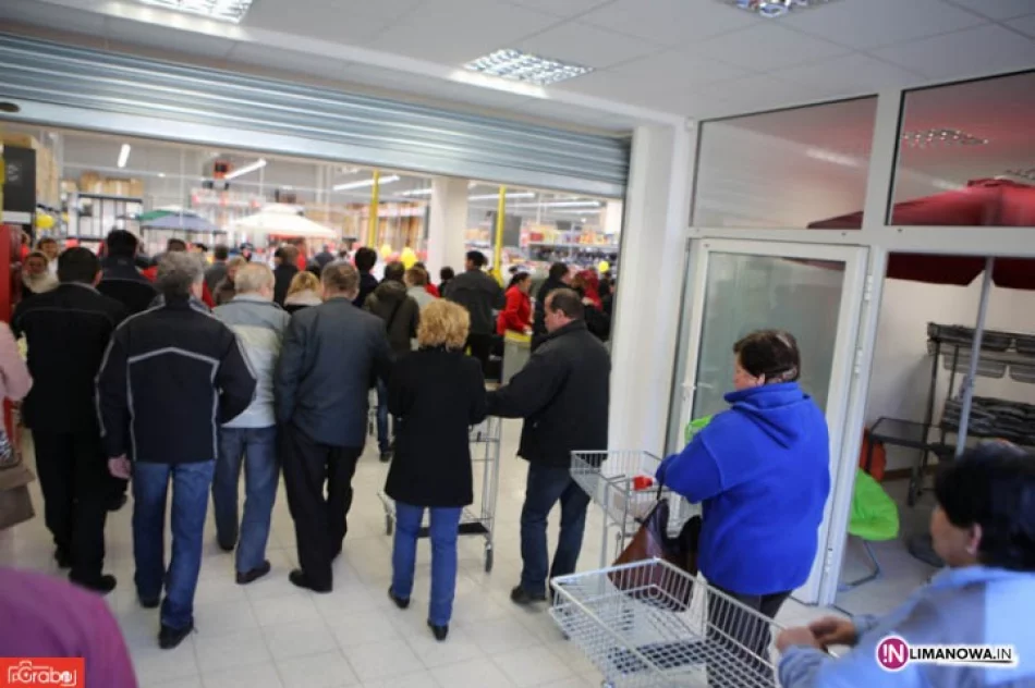 Tłumy i korki na otwarciu marketu - zdjęcie 2