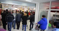 Tłumy i korki na otwarciu marketu - zdjęcie 2