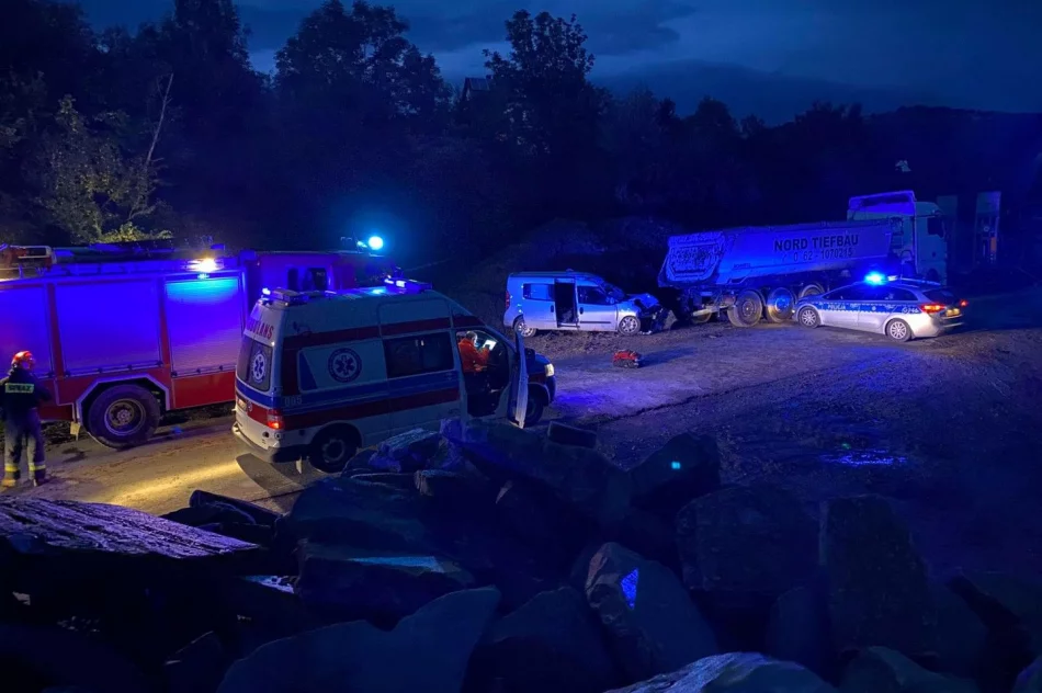 Nie żyje 50-letni kierowca, jeden z pasażerów walczy o życie - zdjęcie 3