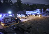 Samochód zjechał na pobocze i uderzył w naczepę. 50-latek zmarł, 23-latek walczy o życie - zdjęcie główne