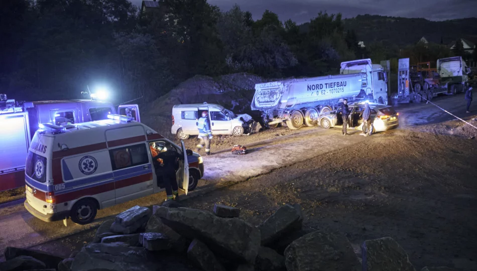 Samochód zjechał na pobocze i uderzył w naczepę. 50-latek zmarł, 23-latek walczy o życie - zdjęcie 1